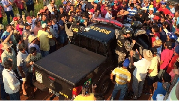 ndios entregam corpos de jovens mortos em aldeia Enawen Naw em Juna.