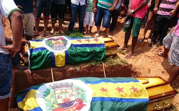 Emoo e revolta no enterro de rapazes mortos por ndios em Juna.