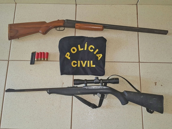 Polcia Civil e SEMA apreendem armas, munio madeira e mquinas em fazenda de litigio em Juara.