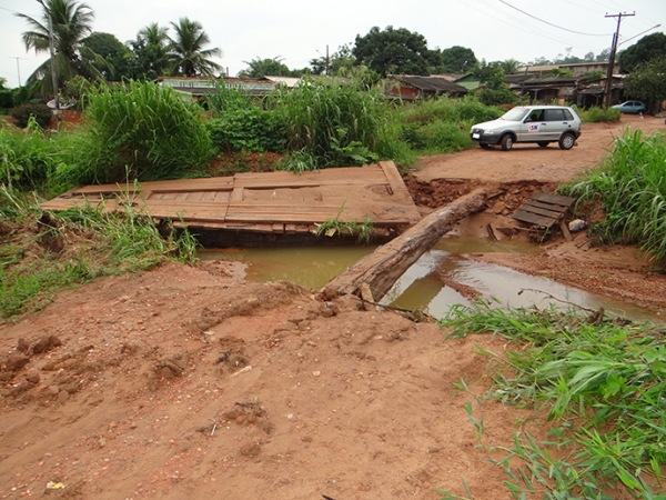 Crrego transborda com gua da chuva e leva ponte que ligava Joo Barro com Califrnia.