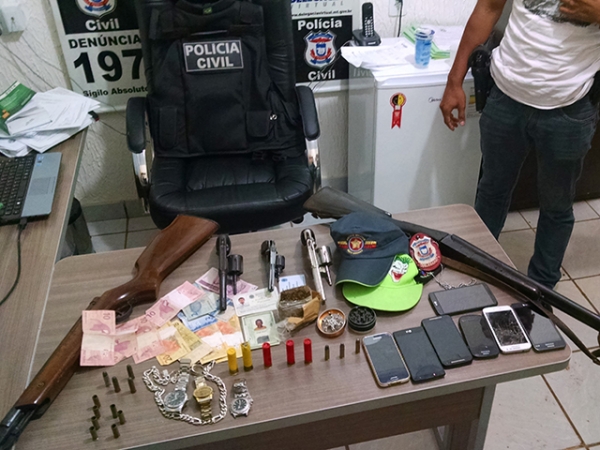 Polcia Civil prende 9 com arma, munies e drogas em So Jos do Rio Claro