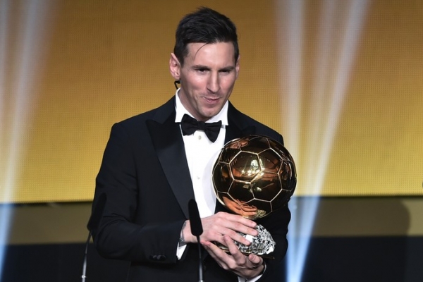 Cinco vezes Messi: argentino leva a Bola de Ouro, e CR7 supera Neymar