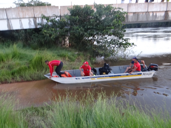 Bombeiros suspendem buscas a homem desaparecido no Rio Arinos e retomam na manh de segunda-feira.