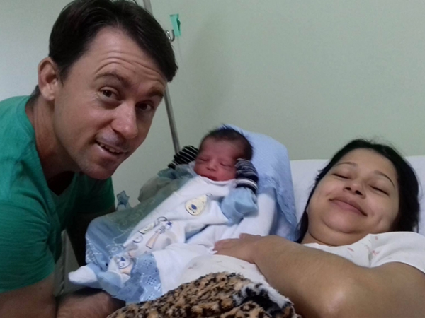 Casal Mauricio e Tainara comemoram o nascimento do filho Rafael.