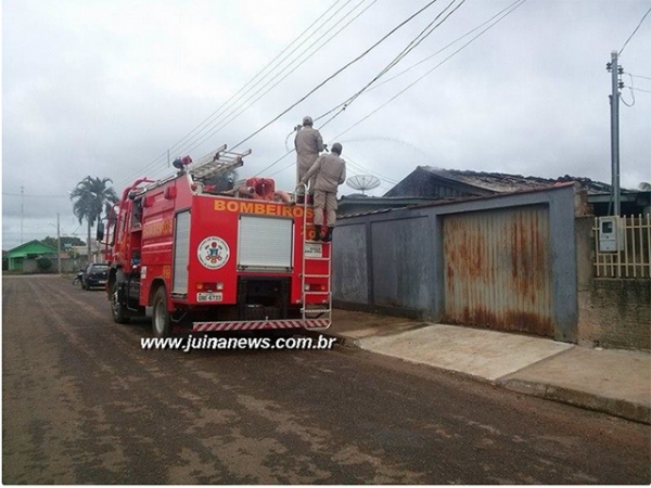 Corpo de Bombeiros atende ocorrncia de incndio a residncia em Juna.