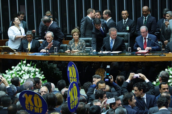 Sob protestos, presidente Dilma defende volta da CPMF em discurso no Congresso