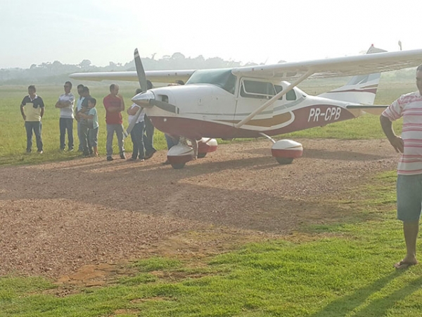 Corpos de pai e filho mortos em acidente deixam Juara de avio para serem sepultados em Minas Gerais.