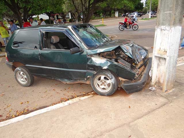 Em Juara homem pula canteiro com carro, bate em outros trs, choca-se contra poste e depois foge.