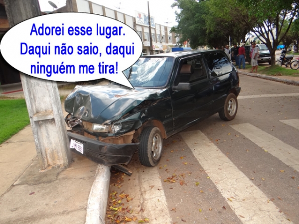 Carro batido continua atrapalhando o trânsito na Praça dos Colonizadores