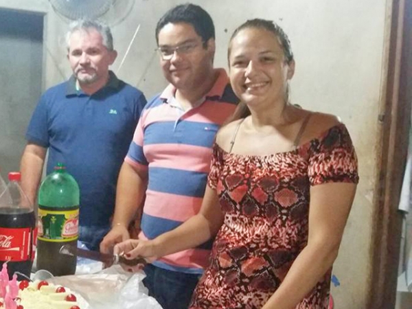 Amigos comemoram aniversrio de Patrcia com antecipao.