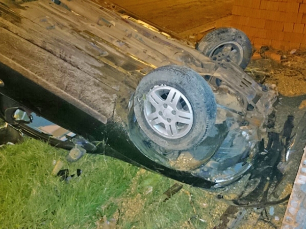 Motorista sob efeito de lcool choca-se com carro contra o muro e capota na Avenida Mato Grosso, em Juara.