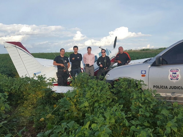 Avio com droga que fez pouso forado em lavoura de soja no municpio de Conquista DOeste est em nome de advogado