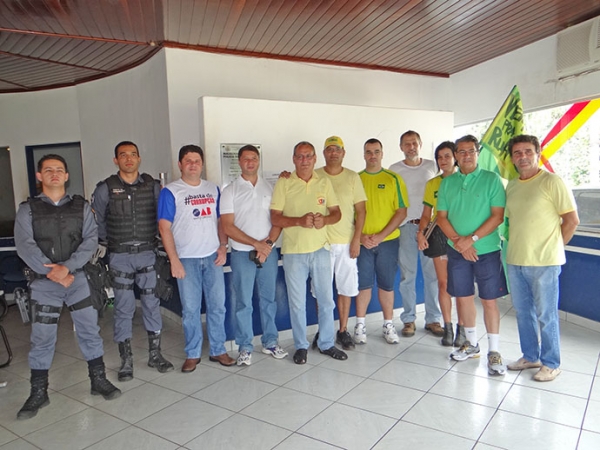 Comandante da PM interrompe frias para acompanhar a manifestao Vem Pra Rua em Juara.