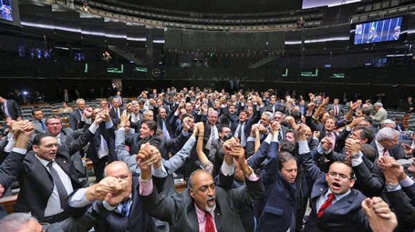 Deputados cobram em coro renncia de Dilma aps revelao de conversa com Lula