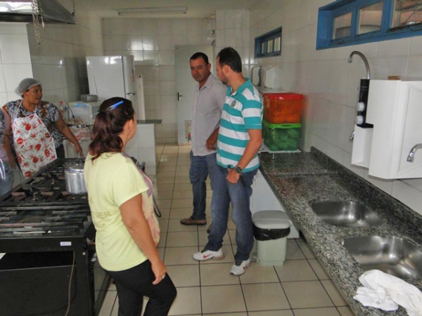 Vereadores visitam Creche Cantinho Mgico e ouvem pedido de melhorias na escola.