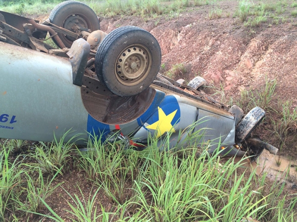 Viatura da PM de Juara capota prximo  Rosrio Oeste, policiais esto bem.