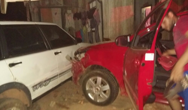 Mulher sai de bar, bate em muro de residncia, derruba garagem e atinge carro estacionado.