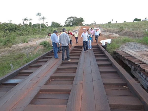 Empresa Rodoponte conclui recuperao de 21 km de estradas vicinais em Novo Horizonte do Norte.