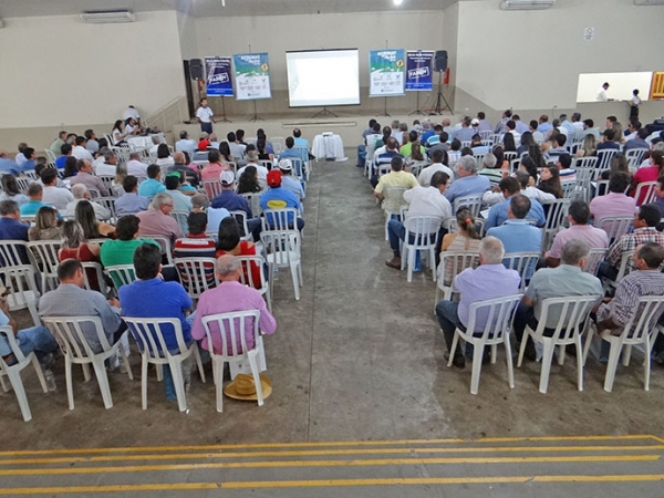 Acriamt em Ao leva mais de 220 pessoas para ouvir a palestra no Centro de Eventos da Acrivale.