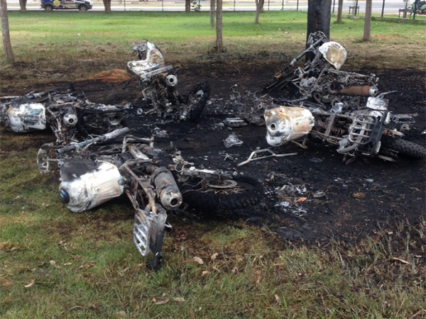 Polcia de Juna prende autores de incndio criminoso em motos e caminhonetes no ptio do frum.  