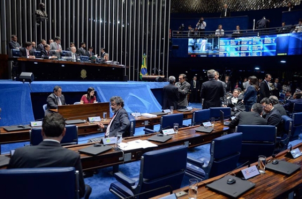 Senado cassa mandato de Delcdio por 74 votos a favor e nenhum contra