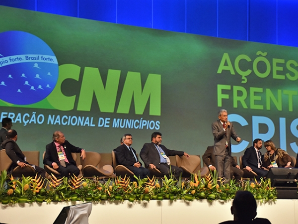 Crise dos municpios foi destaque durante a abertura da Marcha a Braslia