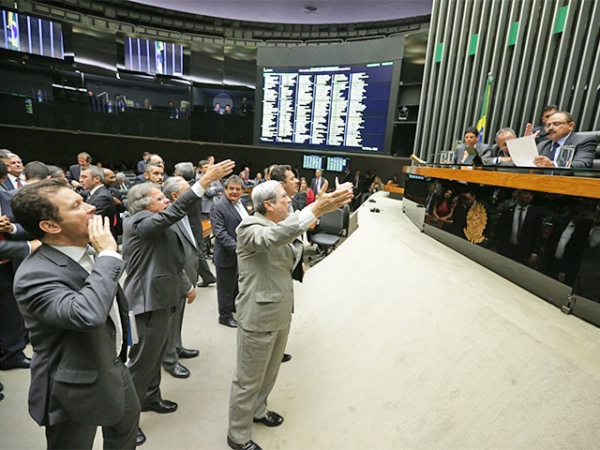 Em protesto no Plenrio, deputados de oposio cobram sada de Waldir Maranho da presidncia da Cmara