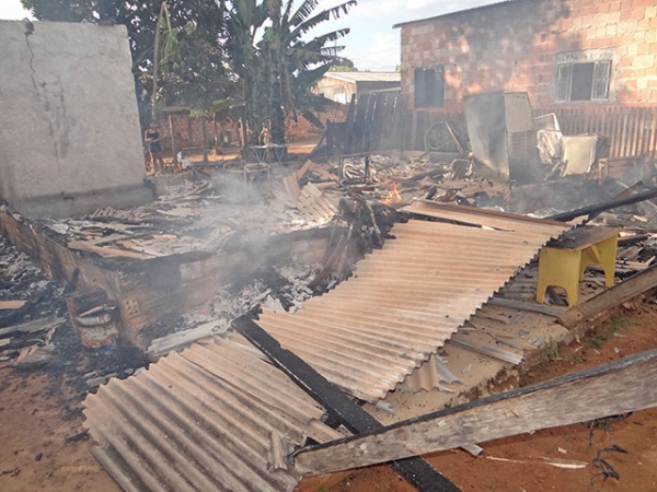 Incndio destri completamente casa de madeira no Bairro Jardim Amrica.