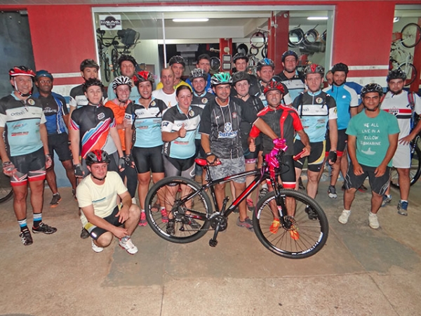 Amigos se renem e doam bicicleta para Odenir de Carvalho Francisco, o Mudinho