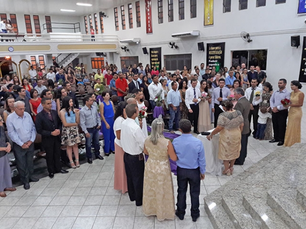 Igreja do Evangelho Quadrangular realiza casamento social e jantar dos namorados