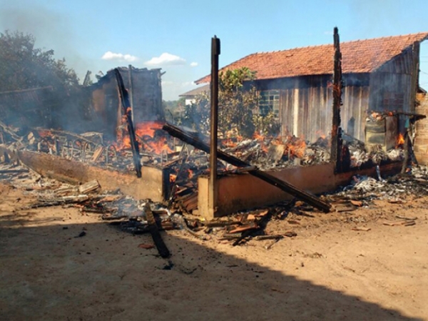 Jovem casal tem casa destruda pelo fogo no Parque Alvorada em Juara.