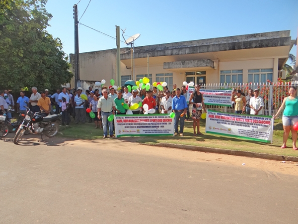 Trabalhadores rurais fazem manifestao contra a reforma da previdncia em frente INSS.