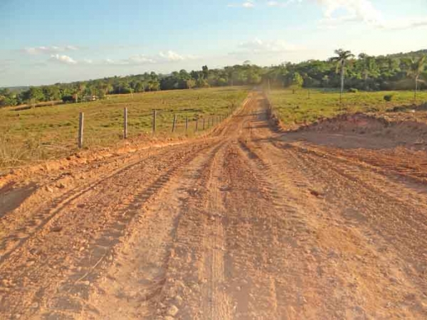 Empresa Rodoponte inicia recuperao de estrada na Comunidade Serrinha 1, em guas Claras.