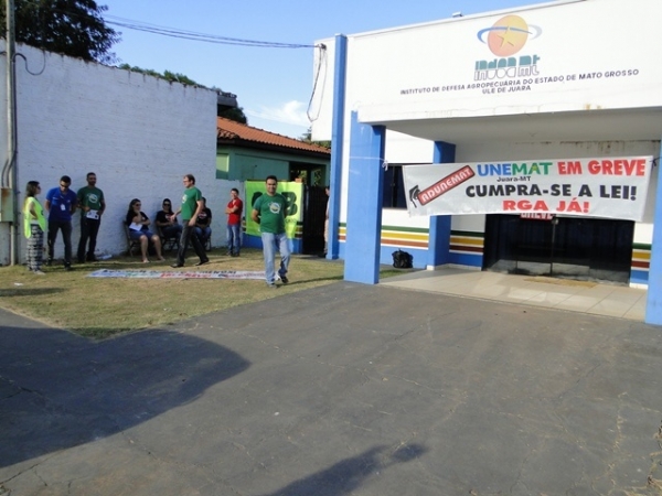 Servidores do INDEA continuam em greve e fazem manifestao em Juara.