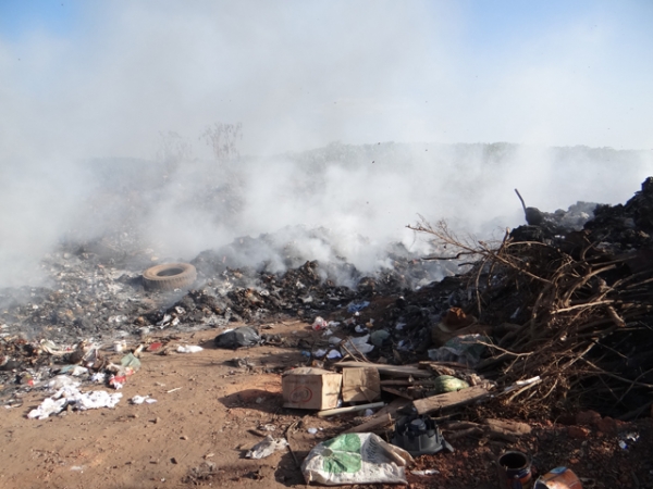 Lixo de Juara arde em chamas e causa estragos em propriedades vizinhas.