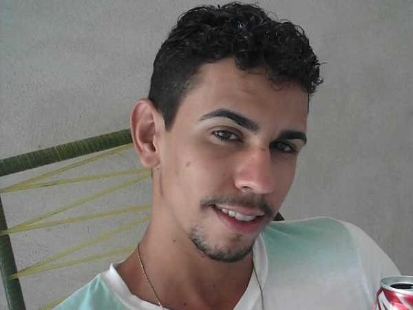 Jovem de 21 anos morre ao chocar-se de moto contra traseira de um barco na MT 325.