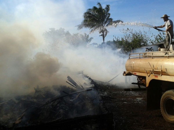 Mais um incndio destri galpo em comunidade rural de Juara.