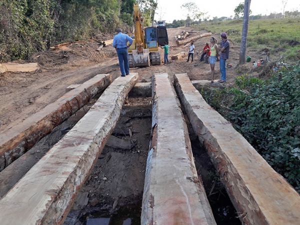 Empresa Rodoponte continua trabalhos de recuperao de estradas vicinais na regio de guas Claras.