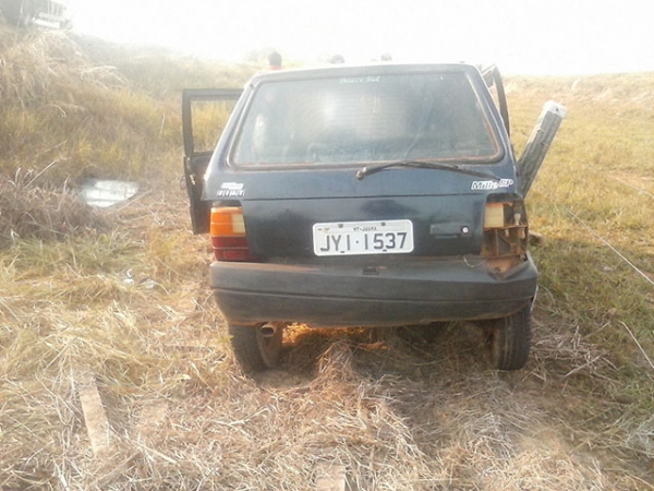 Carro Fiat Uno capota na MT 338, no h registro de feridos.