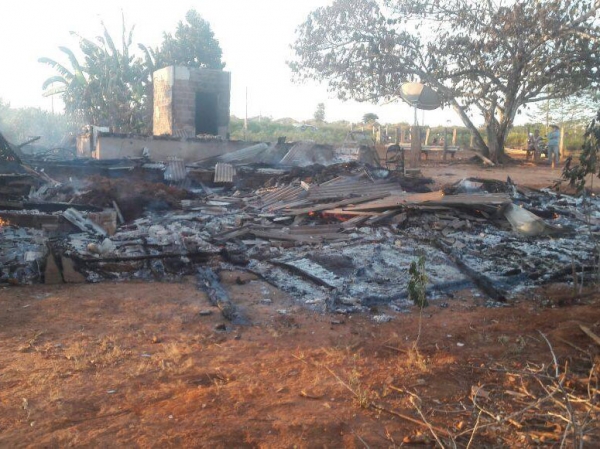 Duas residncias so destrudas por incndio na zona rural de Tabapor.