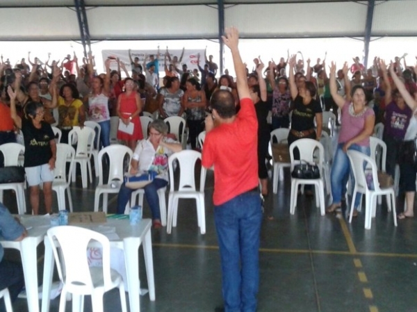 Os servidores da educao de Mato Grosso decidiram ontem, em assembleia geral, pela manuteno da greve