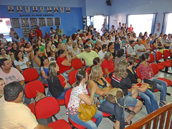 Em Assembleia, Sintep, repassa informaes para servidores, diz que greve continua e marca nova reunio para semana que vem.