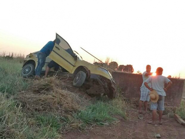 Veculo Gol com placas de Nova Olmpia capota na MT 338, mas ningum fica ferido com gravidade.