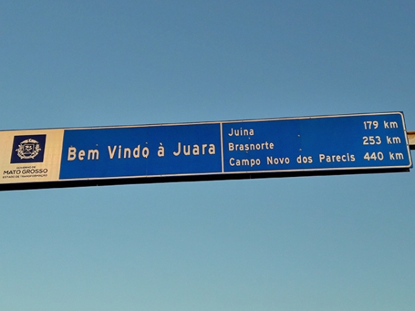 Placa colocada na entrada de Juara indica diferena nas distncias entre Campo Novo, Juna e Brasnorte.