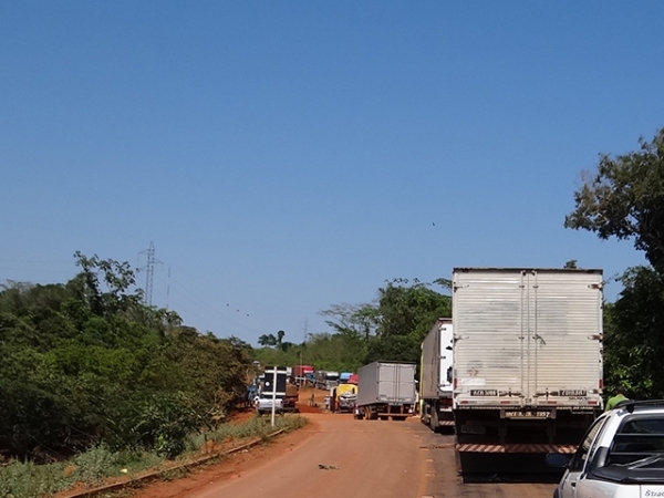 Caminhoneiro  sequestrado na Rodovia do Vale e s se salvou por que o caminho quebrou.