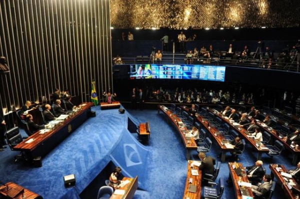 Senadores aprovam parecer, Dilma vira r e vai a julgamento em plenrio