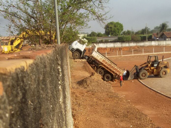 Caminho caamba da prefeitura cai em barranco de aproximadamente 04 metros de altura.