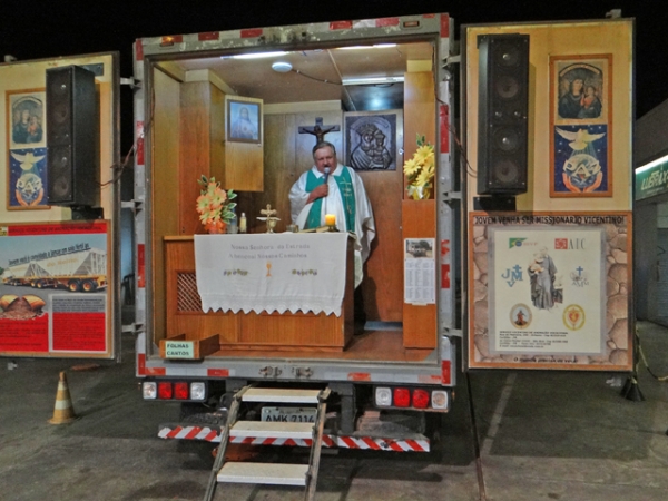 Padre da Pastoral Rodoviria celebra missa do caminhoneiro hoje, 18/08, na Auto Posto Arinos de Juara.  