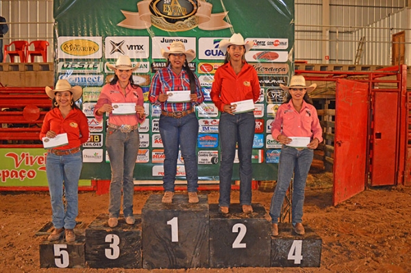 Mulheres do show no rodeio em Cavalos na 24 EXPOVALE de Juara.