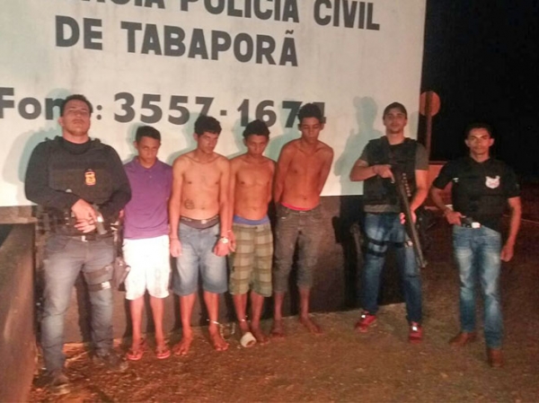 Polcia Civil de Tabapor estoura boca de fumo e prende 04 homens acusados de trfico